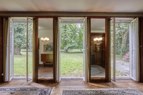 Wohnhalle mit Blick in den Garten