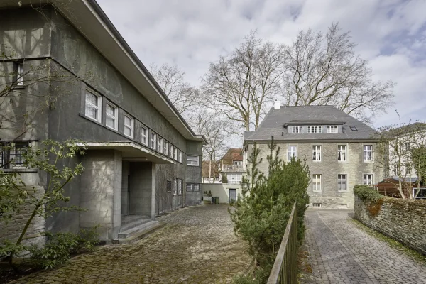 Straßenansicht mit Nachbarhaus